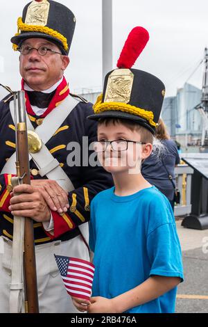 USS Constitution 1812 Marines au USS Constitution Museum's Salute to Service Block Party après la croisière du 4 juillet Banque D'Images