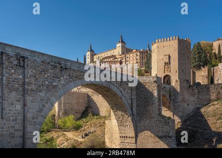 Tolède Skyline avec Alcazar de Tolède et pont Alcantara - Tolède, Espagne Banque D'Images