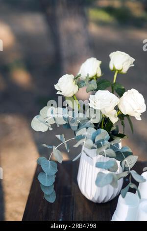 Wundervolle Hochzeitsdekoration mit einem weißen Blumen und Eukalyptus Banque D'Images