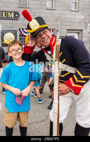 USS Constitution 1812 Marines au USS Constitution Museum's Salute to Service Block Party après la croisière du 4 juillet Banque D'Images