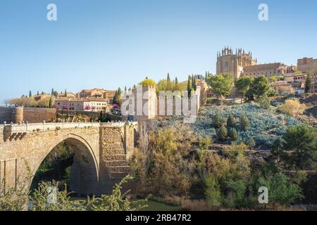 Pont San Martin et monastère de San Juan de los Reyes - Tolède, Espagne Banque D'Images