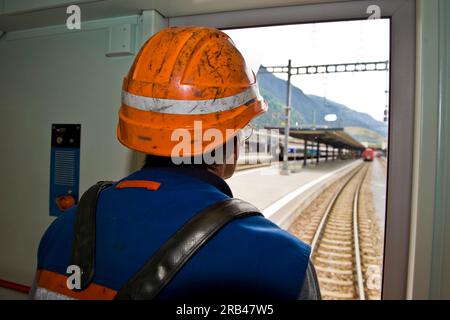 La Suisse, Canton du Valais, le Glacier express, ouvrier de chemin de fer Banque D'Images