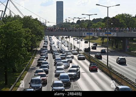 Munich, Deutschland. 06 juillet 2023. Route principale obstruée, embouteillages, stop and Go, wittlerer ring, circulation dense sur le wittlerer ring à Munich, piétons, foules sur un pont piétonnier vers le Parc Olympique le 6 juillet 2023 ? Crédit : dpa/Alamy Live News Banque D'Images