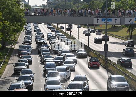 Munich, Deutschland. 06 juillet 2023. Route principale obstruée, embouteillages, stop and Go, wittlerer ring, circulation dense sur le wittlerer ring à Munich, piétons, foules sur un pont piétonnier vers le Parc Olympique le 6 juillet 2023 ? Crédit : dpa/Alamy Live News Banque D'Images