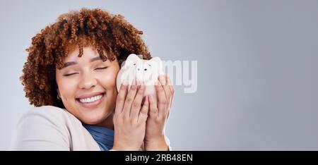 Femme heureuse avec maquette, tirelire et épargne en studio, finance et budget en mains pour plan d'investissement. Bonheur, croissance et profit, salaire Banque D'Images