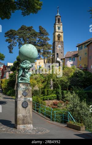 The Bell Tower & Hercules Statue, Portmeirion, North Wales, Royaume-Uni Banque D'Images