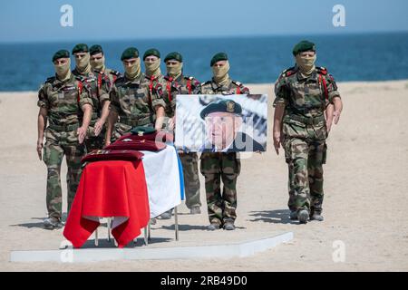 Ouistreham, France. 07 juillet 2023. Commando Marine Special Forces (Bérets Verts - Bérets verts) de la Marine française se tiennent près du cercueil tapissé de drapeau de feu Léon Gautier, vétéran français de la Seconde Guerre mondiale et dernier membre survivant du Commando Kieffer lors d'une cérémonie sur la plage de Ouistreham, Normandie, le 7 juillet 2023. Photo Eliot Blondet/ABACAPRESS.COM crédit : Abaca Press/Alamy Live News Banque D'Images