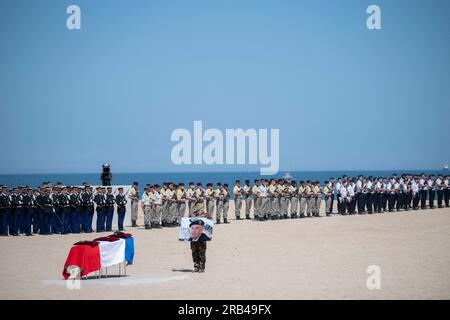 Ouistreham, France. 07 juillet 2023. Commando Marine Special Forces (Bérets Verts - Bérets verts) de la Marine française se tiennent près du cercueil tapissé de drapeau de feu Léon Gautier, vétéran français de la Seconde Guerre mondiale et dernier membre survivant du Commando Kieffer lors d'une cérémonie sur la plage de Ouistreham, Normandie, le 7 juillet 2023. Photo Eliot Blondet/ABACAPRESS.COM crédit : Abaca Press/Alamy Live News Banque D'Images