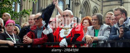 Manchester UK LGBT Pride Parade 2010 à travers le centre-ville Manchester, Royaume-Uni. Le Lord Maire de la ville de Manchester, le conseiller Mark Hackett, regardant le défilé à Albert Square, a Sir Richard Leese, chef du conseil, à sa droite, et Cllr Mary Murphy, conseiller principal sur les questions lesbiennes, à sa gauche. Banque D'Images