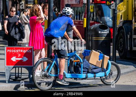 Londres, Royaume-Uni. 7 juillet 2023. Les vélos cargo deviennent une forme ou un transport important pour les livreurs et les ouvriers. Crédit : Guy Bell/Alamy Live News Banque D'Images