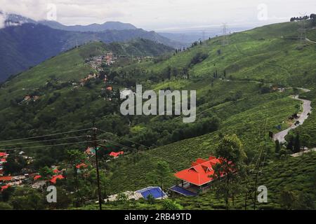 paysage montagneux pittoresque, vallée verdoyante et nuages de mousson portant la pluie au-dessus du ciel. vue panoramique sur les contreforts de l'himalaya, darjeeling, inde Banque D'Images
