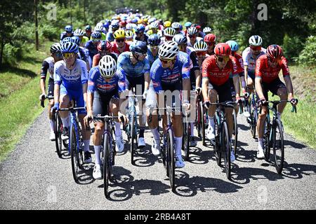 Bordeaux, France. 07 juillet 2023. Le peloton de coureurs photographié en action lors de l'étape 7 du Tour de France, une course cycliste de 169 9 km de Mont-de-Marsan à Bordeaux, France, vendredi 07 juillet 2023. Le Tour de France de cette année aura lieu du 01 au 23 juillet 2023. BELGA PHOTO JASPER JACOBS crédit : Belga News Agency/Alamy Live News Banque D'Images