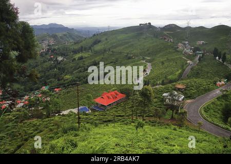 vue panoramique sur la vallée verdoyante et le village de montagne en été, situé sur les contreforts de l'himalaya près de la station de montagne darjeeling dans l'ouest du bengale, en inde Banque D'Images