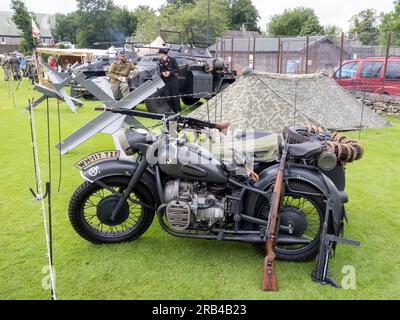 Une mitrailleuse sur une moto allemande et side-car au week-end des années 1940 à Ingleton, Yorkshire Dales, Royaume-Uni. Banque D'Images