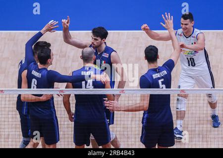 Pasay City, Philippines. 7 juillet 2023. Les joueurs italiens célèbrent les buts lors du match de la poule 6 entre la Slovénie et l'Italie à la Ligue des nations de volleyball masculin à Pasay City, aux Philippines, le 7 juillet 2023. Crédit : Rouelle Umali/Xinhua/Alamy Live News Banque D'Images