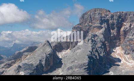 Vue panoramique sur la place Plätzwiese / Prato dans les Dolomites (Alpes italiennes), avec les montagnes Hohe Gaisl et Tofana en arrière-plan Banque D'Images