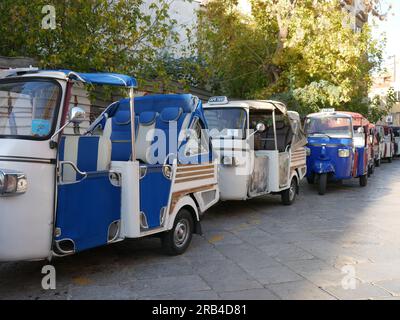 Sicily Street taxi à trois roues attendant les passagers. Banque D'Images
