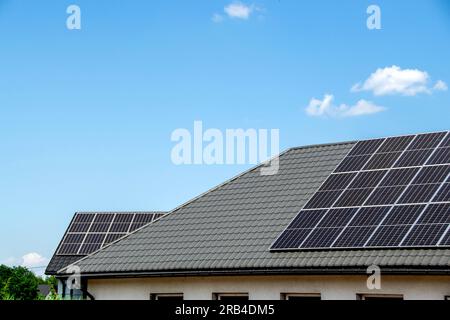 Toit de maison avec modules photovoltaïques. Maison de ferme historique avec panneaux solaires modernes sur le toit et le mur photo de haute qualité Banque D'Images