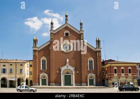 L'Italie, l'Emilie Romagne, Cortemaggiore, Patrioti Town Square, Santa Maria delle Grazie collegiate Banque D'Images