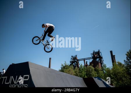 Duisburg, Allemagne. 07 juillet 2023. Les Championnats de BMX Flatland auront lieu à la Kraftzentrale de Duisburg. Les athlètes concourront pour les titres de champion allemand dans 18 sports du 6 au 9 juillet. La majorité des compétitions de l’événement multisports auront lieu à Duisburg et Düsseldorf. Crédit : Fabian Strauch/dpa/Alamy Live News Banque D'Images