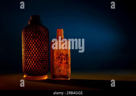 Bouteilles vintage sur bluebackground. Espace de copie Banque D'Images