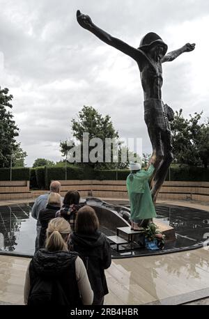 Pèlerins dans la file de dévotion devant la grande statue du Christ ressuscité Banque D'Images