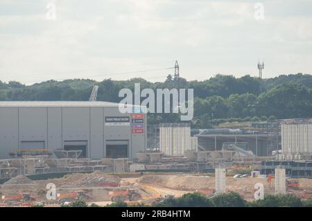 West Hyde, Hertfordshire, Royaume-Uni. 7 juillet 2023. Le site ferroviaire à grande vitesse HS2 South Portal à West Hyde dans le Hertfordshire. Le site comprend une Viaduct Precast Factory où HS2 réalise les viaducs pour le chemin de fer sur place. Les anciens champs sont méconnaissables maintenant et le site couvre une vaste zone. La construction de la station HS2 à Euston a été suspendue par le gouvernement. Beaucoup de gens pensent que le projet HS2 devrait être complètement arrêté et l'argent dépensé pour le NHS et la crise du coût de la vie à la place. Crédit : Maureen McLean/Alamy Live News Banque D'Images