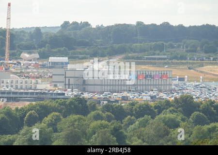 West Hyde, Hertfordshire, Royaume-Uni. 7 juillet 2023. Le site ferroviaire à grande vitesse HS2 South Portal à West Hyde dans le Hertfordshire. Le site comprend une Viaduct Precast Factory où HS2 réalise les viaducs pour le chemin de fer sur place. Les anciens champs sont méconnaissables maintenant et le site couvre une vaste zone. La construction de la station HS2 à Euston a été suspendue par le gouvernement. Beaucoup de gens pensent que le projet HS2 devrait être complètement arrêté et l'argent dépensé pour le NHS et la crise du coût de la vie à la place. Crédit : Maureen McLean/Alamy Live News Banque D'Images