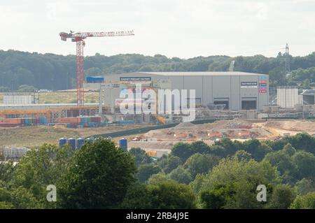 West Hyde, Hertfordshire, Royaume-Uni. 7 juillet 2023. Le site ferroviaire à grande vitesse HS2 South Portal à West Hyde dans le Hertfordshire. Le site comprend une Viaduct Precast Factory où HS2 réalise les viaducs pour le chemin de fer sur place. Les anciens champs sont méconnaissables maintenant et le site couvre une vaste zone. La construction de la station HS2 à Euston a été suspendue par le gouvernement. Beaucoup de gens pensent que le projet HS2 devrait être complètement arrêté et l'argent dépensé pour le NHS et la crise du coût de la vie à la place. Crédit : Maureen McLean/Alamy Live News Banque D'Images