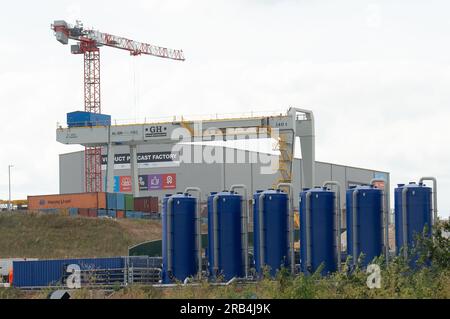 West Hyde, Hertfordshire, Royaume-Uni. 7 juillet 2023. Le site ferroviaire à grande vitesse HS2 South Portal à West Hyde dans le Hertfordshire. Le site comprend une Viaduct Precast Factory où HS2 réalise les viaducs pour le chemin de fer sur place. Les anciens champs sont méconnaissables maintenant et le site couvre une vaste zone. La construction de la station HS2 à Euston a été suspendue par le gouvernement. Beaucoup de gens pensent que le projet HS2 devrait être complètement arrêté et l'argent dépensé pour le NHS et la crise du coût de la vie à la place. Crédit : Maureen McLean/Alamy Live News Banque D'Images