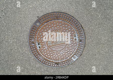 rue, couvercle d'égout dans une rue, Hallstatt, PRENEZ SOIN DE CE QUE VOUS AIMEZ, RHV HALLSTATTERSEE GEWASSERSCHUTZ im WELTERBE, LA PROTECTION DE L'EAU DANS LE MONDE ELLE Banque D'Images