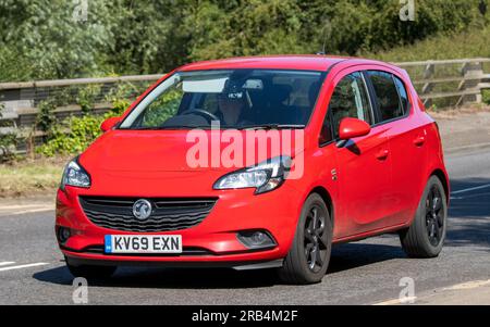 Milton Keynes, Royaume-Uni - 7 juillet 2023 : 2019 rouge VAUXHALL CORSA voiture à hayon voyageant sur une route du Royaume-Uni Banque D'Images