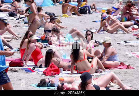 Croatie. 07 juillet 2023. Les jeunes venus au Ultra Music Festival ont occupé la plage populaire de Bacvice à Split, en Croatie, le 7 juillet 2023. Photo : Ivo Cagalj/PIXSELL crédit : Pixsell/Alamy Live News Banque D'Images