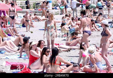 Croatie. 07 juillet 2023. Les jeunes venus au Ultra Music Festival ont occupé la plage populaire de Bacvice à Split, en Croatie, le 7 juillet 2023. Photo : Ivo Cagalj/PIXSELL crédit : Pixsell/Alamy Live News Banque D'Images