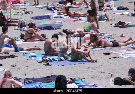 Croatie. 07 juillet 2023. Les jeunes venus au Ultra Music Festival ont occupé la plage populaire de Bacvice à Split, en Croatie, le 7 juillet 2023. Photo : Ivo Cagalj/PIXSELL crédit : Pixsell/Alamy Live News Banque D'Images