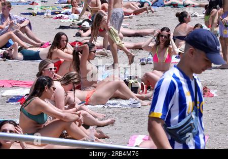 Croatie. 07 juillet 2023. Les jeunes venus au Ultra Music Festival ont occupé la plage populaire de Bacvice à Split, en Croatie, le 7 juillet 2023. Photo : Ivo Cagalj/PIXSELL crédit : Pixsell/Alamy Live News Banque D'Images