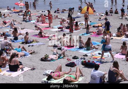 Croatie. 07 juillet 2023. Les jeunes venus au Ultra Music Festival ont occupé la plage populaire de Bacvice à Split, en Croatie, le 7 juillet 2023. Photo : Ivo Cagalj/PIXSELL crédit : Pixsell/Alamy Live News Banque D'Images