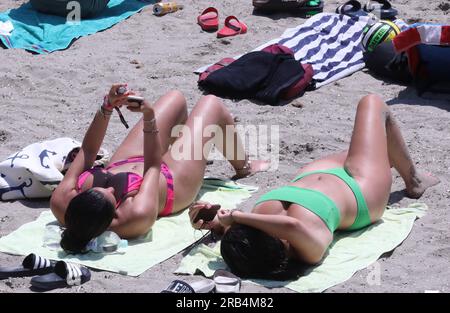 Croatie. 07 juillet 2023. Les jeunes venus au Ultra Music Festival ont occupé la plage populaire de Bacvice à Split, en Croatie, le 7 juillet 2023. Photo : Ivo Cagalj/PIXSELL crédit : Pixsell/Alamy Live News Banque D'Images