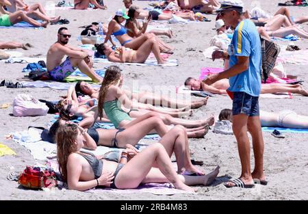 Croatie. 07 juillet 2023. Les jeunes venus au Ultra Music Festival ont occupé la plage populaire de Bacvice à Split, en Croatie, le 7 juillet 2023. Photo : Ivo Cagalj/PIXSELL crédit : Pixsell/Alamy Live News Banque D'Images