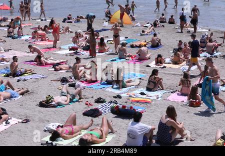 Croatie. 07 juillet 2023. Les jeunes venus au Ultra Music Festival ont occupé la plage populaire de Bacvice à Split, en Croatie, le 7 juillet 2023. Photo : Ivo Cagalj/PIXSELL crédit : Pixsell/Alamy Live News Banque D'Images