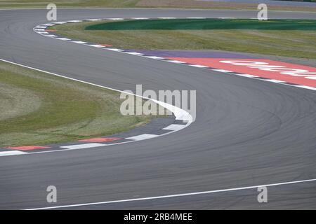 Towcester, Northants, Royaume-Uni. 7 juillet 2023. Brooklands Corner à Silverstone lors des essais de FridaysÕ pour le Grand Prix de Grande-Bretagne F1 Aramco crédit : Motofoto/Alamy Live News Banque D'Images