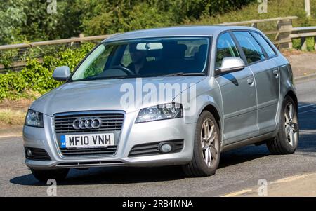 Milton Keynes, Royaume-Uni - 7 juillet 2023 : voiture A3 AUDI argentée 2010 voyageant sur une route du Royaume-Uni Banque D'Images