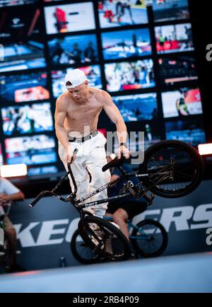 Duisburg, Allemagne. 07 juillet 2023. Chris Böhm pendant l'entraînement des freestylers BMX. Les athlètes concourront pour les titres de champion allemand dans 18 sports du 6 au 9 juillet. La plupart des compétitions de l'événement multisports auront lieu à Duisburg et Düsseldorf. Crédit : Fabian Strauch/dpa/Alamy Live News Banque D'Images