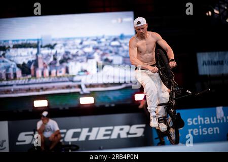 Duisburg, Allemagne. 07 juillet 2023. Chris Böhm pendant l'entraînement des freestylers BMX. Les athlètes concourront pour les titres de champion allemand dans 18 sports du 6 au 9 juillet. La plupart des compétitions de l'événement multisports auront lieu à Duisburg et Düsseldorf. Crédit : Fabian Strauch/dpa/Alamy Live News Banque D'Images