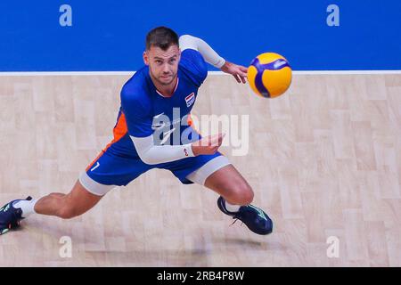 Pasay City, Philippines. 7 juillet 2023. Gijs Jorna, des pays-Bas, participe au match de la poule 6 entre les pays-Bas et le Japon à la Ligue des nations de volleyball masculin à Pasay City, aux Philippines, le 7 juillet 2023. Crédit : Rouelle Umali/Xinhua/Alamy Live News Banque D'Images