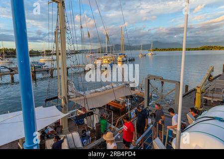 Viti Levu, Fidji : 29 mai 2023 : bateaux ancrés au port de Denarau. Viti Levu. Fidji Banque D'Images