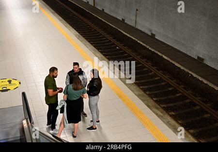 Les gens debout sur le quai de la gare attendent le train Banque D'Images