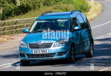 Milton Keynes, Royaume-Uni - 7 juillet 2023 : 2013 bleu SKODA ROOMSTER voiture voyageant sur une route du Royaume-Uni Banque D'Images