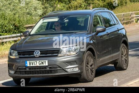 Milton Keynes, Royaume-Uni - 7 juillet 2023 : 2017 VOLKSWAGEN TIGUAN gris voyageant sur une route du Royaume-Uni Banque D'Images