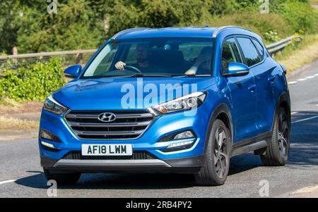 Milton Keynes, Royaume-Uni - 7 juillet 2023 : 2018 HYUNDAI TUCSON bleu voyageant sur une route du Royaume-Uni Banque D'Images